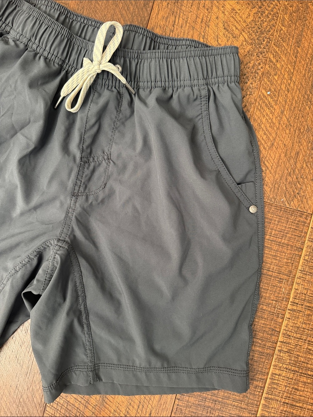 Vuori Men’s Kore Short in Grey Lined - Picture 2 of 7